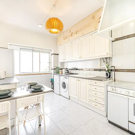 Goa Square By Lisbon With Sintra - Shared Bathrooms *